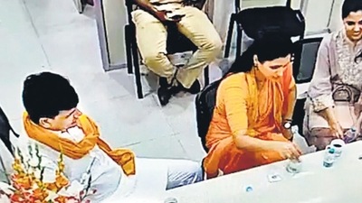 Mumbai Police chief releases video to counter MP Navneet Rana's 'inhumane treatment' charge. (ANI File Photo/Sanjay Pandey Twitter) (HT_PRINT) Mumbai Police chief releases video to counter MP Navneet Rana's 'inhumane treatment' charge. (ANI File Photo/Sanjay Pandey Twitter) (HT_PRINT)