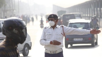 A traffic police personnel wearing anti-air pollution mask, at Hero Honda Chowk, in Gurugram. (Yogendra Kumar/HT FILE PHOTO) A traffic police personnel wearing anti-air pollution mask, at Hero Honda Chowk, in Gurugram. (Yogendra Kumar/HT FILE PHOTO)