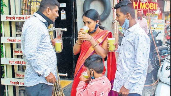 Anupam Kashyapi, head, weather forecasting department, IMD Pune, said Pune may continue to see a higher day temperature on April 28 as well. (In pic) people drink sugancane juice to beat the heat. (Ravindra Joshi/HT PHOTO)