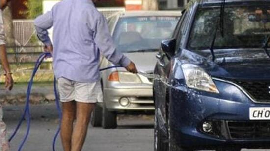 Chandigarh MC issues 63 notices, 2 challans for water wastage on April 27. (HT File)