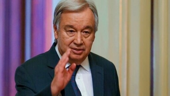 Sekretaris Jenderal PBB Antonio Guterres mengindikasikan akan meninggalkan konferensi pers bersama dengan Menteri Luar Negeri Rusia Sergey Lavrov setelah pembicaraan mereka di Moskow, (AP)