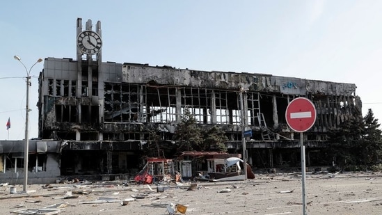 Uma vista mostra um edifício da estação ferroviária destruído durante o conflito Ucrânia-Rússia na cidade portuária de Mariupol, no sul da Ucrânia, na terça-feira. (REUTERS)