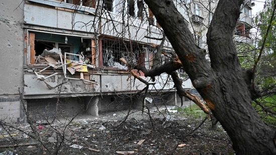 Sebuah bangunan hancur akibat bom di Kharkiv, Ukraina timur pada 27 April 2022 di tengah invasi Rusia ke Ukraina.  (AFP)