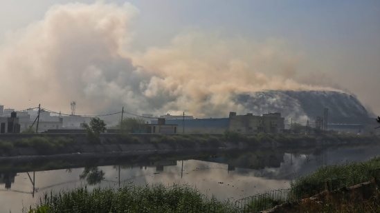 "We are not able to breathe and see properly. Government should take proper action on the situation of the dump yard here," a local was quoted by saying news agency ANI.(HT Photo/Sanchit Khanna)