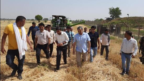 Kathua DC Rahul Yadav with officials and farmers near the Zero Line on Indo-Pak border in Jammu. (HT Photo)