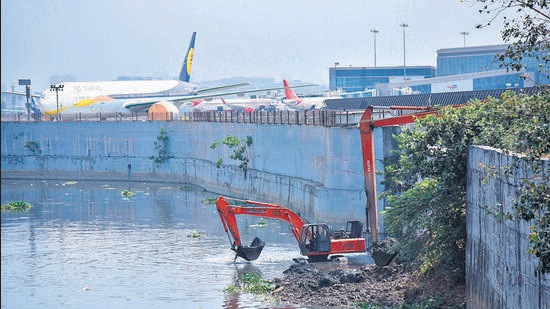 Mumbai, India - April 27, 2022: As part of pre-monsoon desilting, BMC workers clean up the Mithi River close to the international airport before the onset of monsoon, at Andheri, in Mumbai, India, on Wednesday, April 27, 2022. (Photo by Vijay Bate/HT Photo) (HT PHOTO) Mumbai, India - April 27, 2022: As part of pre-monsoon desilting, BMC workers clean up the Mithi River close to the international airport before the onset of monsoon, at Andheri, in Mumbai, India, on Wednesday, April 27, 2022. (Photo by Vijay Bate/HT Photo) (HT PHOTO)