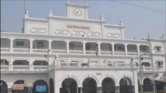 Municipal commissioner Ajay Kumar Dwivedi made a surprise inspection at the municipal corporation office on Wednesday and warned employees, who had pan masala spit marks near their seats, to keep the premises neat and clean. (File photo)