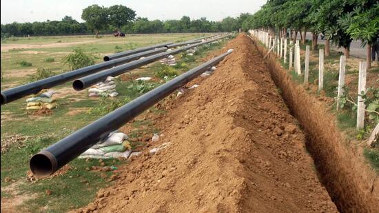 CNG gas pipeline work under construction at Gurgaon.Photo::SANJEEV VERMA 07-08-2006 HTPHOTO