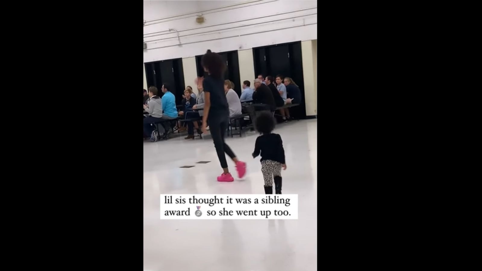 Little girl follows her elder sister to the stage when she ...