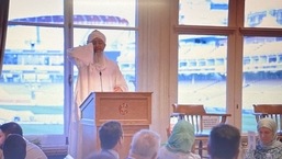 Um muezzin faz um chamado para orações, também chamado de azaan, durante o iftar realizado no Long Room do Lord's Cricket Ground, em Londres. 
