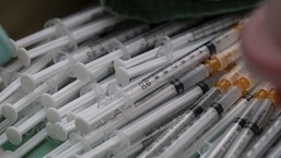 Doses de vacinas Moderna Covid-19 em uma instalação de vacinação.