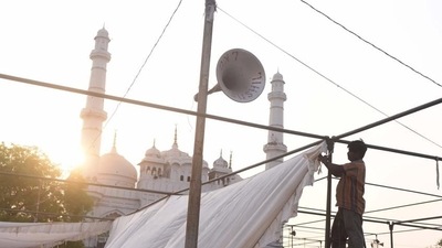 Lucknow, India - April 28, 2022: Workers prepare sheds for devotees on the eve of ‘Alvida ki Namaz’ at Tile Wali Mosque in Lucknow, Uttar Pradesh, India on Thursday, April 28, 2022. (Photo by Deepak Gupta/Hindustan Times) Lucknow, India - April 28, 2022: Workers prepare sheds for devotees on the eve of ‘Alvida ki Namaz’ at Tile Wali Mosque in Lucknow, Uttar Pradesh, India on Thursday, April 28, 2022. (Photo by Deepak Gupta/Hindustan Times)