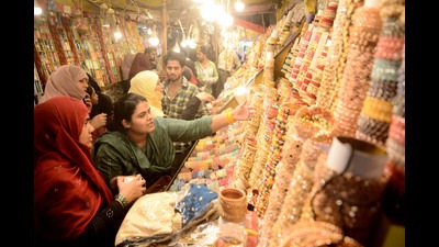 Shopping ahead of Eid in old Lucknow. (Suraj Kumar/HT) Shopping ahead of Eid in old Lucknow. (Suraj Kumar/HT)