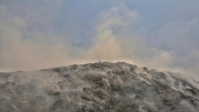 Firefighters struggled to douse the fire at the Bhalswa landfill site for the third straight day on Thursday. (Sanchit Khanna/HT Photo) Firefighters struggled to douse the fire at the Bhalswa landfill site for the third straight day on Thursday. (Sanchit Khanna/HT Photo)