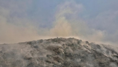 Firefighters struggled to douse the fire at the Bhalswa landfill site for the third straight day on Thursday. (Sanchit Khanna/HT Photo) Firefighters struggled to douse the fire at the Bhalswa landfill site for the third straight day on Thursday. (Sanchit Khanna/HT Photo)