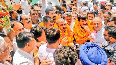 Congress workers give a rousing welcome to Sukhvinder Singh Sukhu, who has been appointed the chairperson of the party’s Himachal campaign committee, and CLP leader Mukesh Agnihotri at Una on Thursday. (HT Photo) Congress workers give a rousing welcome to Sukhvinder Singh Sukhu, who has been appointed the chairperson of the party’s Himachal campaign committee, and CLP leader Mukesh Agnihotri at Una on Thursday. (HT Photo)
