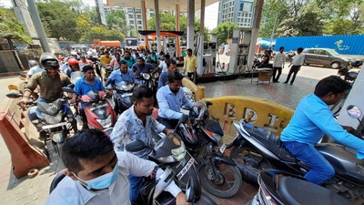 Thane, India - April 25, 2022: Crowd of motorists at Kailas Petrol Pump after Shiv Sena activists distribute petrol at Re.1 per litre on the occasion of the birthday of Thane MLA Pratap Sarnaik, on Ghodbunder Road, in Thane Mumbai, India, on Monday, April 25, 2022. (Praful Gangurde/HT Photo) (HT PHOTO) Thane, India - April 25, 2022: Crowd of motorists at Kailas Petrol Pump after Shiv Sena activists distribute petrol at Re.1 per litre on the occasion of the birthday of Thane MLA Pratap Sarnaik, on Ghodbunder Road, in Thane Mumbai, India, on Monday, April 25, 2022. (Praful Gangurde/HT Photo) (HT PHOTO)