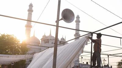 Lucknow, India - April 28, 2022: Workers prepare sheds for devotees on the eve of ‘Alvida ki Namaz’ at Tile Wali Mosque in Lucknow, Uttar Pradesh, India on Thursday, April 28, 2022. (Photo by Deepak Gupta/Hindustan Times)