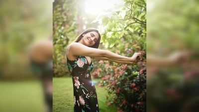 Vaani Kapoor feels the breeze on her skin as she looks toward the sky with her eyes closed and a sweet smile on her lips. (Instagram/@_vaanikapoor_) Vaani Kapoor feels the breeze on her skin as she looks toward the sky with her eyes closed and a sweet smile on her lips. (Instagram/@_vaanikapoor_)