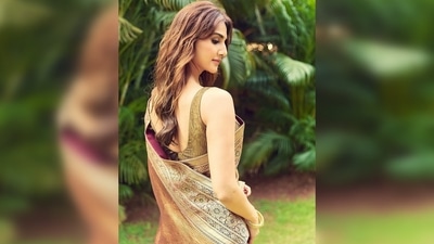 Vaani Kapoor teamed her rustic coloured saree with a sleeveless bronze blouse featuring an open back. (Instagram/@_vaanikapoor_) Vaani Kapoor teamed her rustic coloured saree with a sleeveless bronze blouse featuring an open back. (Instagram/@_vaanikapoor_)