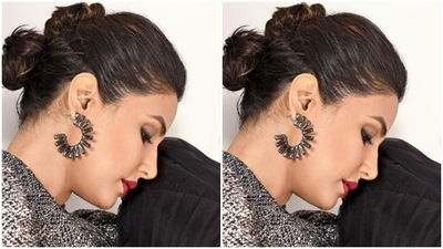 Assisted by makeup artist Sachin Salvi, Hina decked up in grey eyeshadow, black eyeliner, mascara-laden eyelashes, black kohl, drawn eyebrows, contoured cheeks and a shade of red lipstick. (Instagram/@realhinakhan)