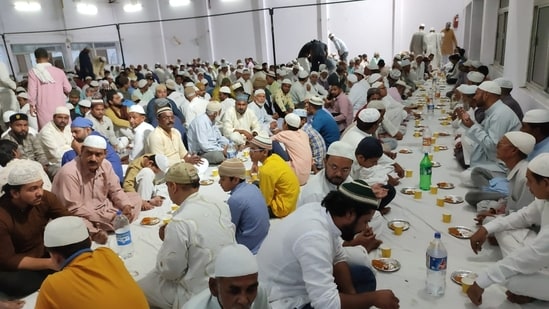 Newly-wed Hindu youth hosts Iftar party at mosque in Karnataka (Image for Representation/HT)