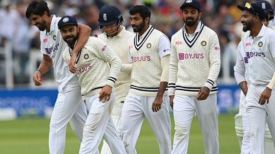 Virat Kohli with Ishant Sharma, Jasprit Bumrah and Mohammed Siraj.&nbsp;(Getty)