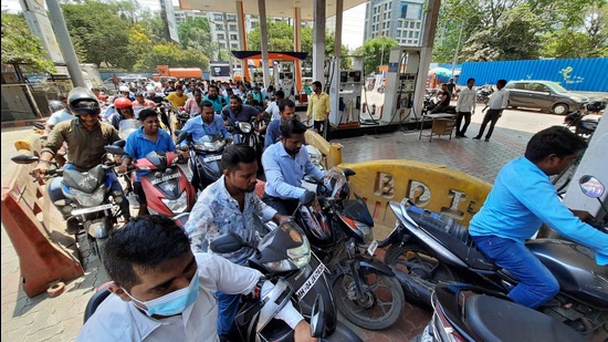 Thane, India - April 25, 2022: Crowd of motorists at Kailas Petrol Pump after Shiv Sena activists distribute petrol at Re.1 per litre on the occasion of the birthday of Thane MLA Pratap Sarnaik, on Ghodbunder Road, in Thane Mumbai, India, on Monday, April 25, 2022. (Praful Gangurde/HT Photo) (HT PHOTO)