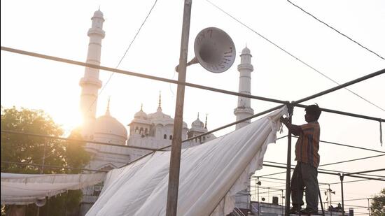 Lucknow, India - April 28, 2022: Workers prepare sheds for devotees on the eve of ‘Alvida ki Namaz’ at Tile Wali Mosque in Lucknow, Uttar Pradesh, India on Thursday, April 28, 2022. (Photo by Deepak Gupta/Hindustan Times)