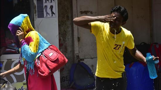 Mumbai, India - April 28, 2022: A youth washes his face for little respite in the sweltering heat as mercury rises, in Mumbai, India, on Thursday, April 28, 2022. (Photo by Anshuman Poyrekar/Hindustan Times) (Anshuman Poyrekar/HT Photo)