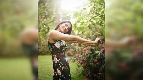 Vaani Kapoor feels the breeze on her skin as she looks toward the sky with her eyes closed and a sweet smile on her lips.(Instagram/@_vaanikapoor_)
