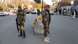 Combatentes do Talibã guardam uma rua em Cabul, Afeganistão.