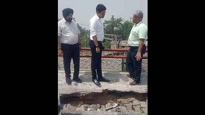 MC’s additional commissioner Aaditya Dachalwal inspecting the caved in portion in Ludhiana on Friday. (HT Photo) MC’s additional commissioner Aaditya Dachalwal inspecting the caved in portion in Ludhiana on Friday. (HT Photo)