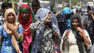 Gurugram, India - April. 29, 2022: Pedestrians of a hot summer afternoon in Gurugram, India, on Friday, April 29, 2022. (Photo by Vipin Kumar/ Hindustan Times) (Vipin Kumar/HT PHOTO) Gurugram, India - April. 29, 2022: Pedestrians of a hot summer afternoon in Gurugram, India, on Friday, April 29, 2022. (Photo by Vipin Kumar/ Hindustan Times) (Vipin Kumar/HT PHOTO)