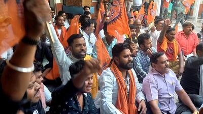 Activists of VHP and Bajrang Dal reciting Hanuman Chalisa at the office of DRM Agra on Friday. (HT PHOTO)