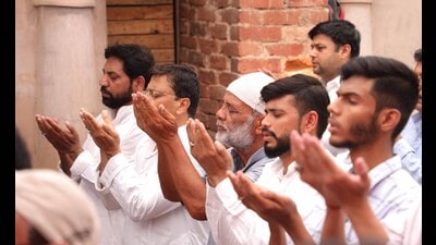 Shia Muslims offering Alvida namaj at Asifi Masjid Bara Imambara in Lucknow on Friday. (Deepak Gupta/HT Photo) Shia Muslims offering Alvida namaj at Asifi Masjid Bara Imambara in Lucknow on Friday. (Deepak Gupta/HT Photo)