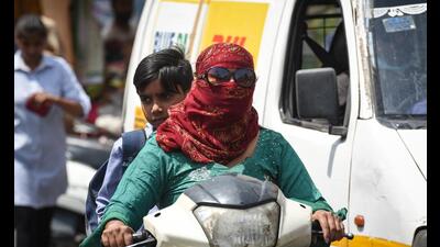 New Delhi, India - April 29, 2022: People out on hot day in the middle of the city's ongoing heat wave, at Tilak Nagar in New Delhi, India, on Friday, April 29, 2022. (Photo by Sanchit Khanna/ Hindustan Times) (Sanchit Khanna/HT PHOTO) New Delhi, India - April 29, 2022: People out on hot day in the middle of the city's ongoing heat wave, at Tilak Nagar in New Delhi, India, on Friday, April 29, 2022. (Photo by Sanchit Khanna/ Hindustan Times) (Sanchit Khanna/HT PHOTO)