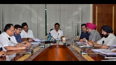MC commissioner Pardeep Sabharwal chairing a meeting of the monitoring committee constituted under the project to clean the Buddha Nullah in Ludhiana on Friday. (Harvinder Singh/HT)