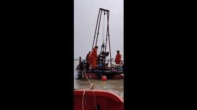 Scientists at Kabar lake in Begusarai. (HT Photo) Scientists at Kabar lake in Begusarai. (HT Photo)