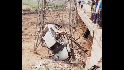 The Mohali police reached the spot on getting information and rescued the three youths from the mangled car, but one could not survive. (HT Photo) The Mohali police reached the spot on getting information and rescued the three youths from the mangled car, but one could not survive. (HT Photo)