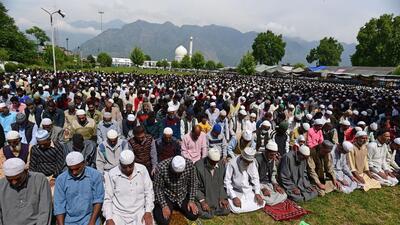Muslim devotees offer prayers during Jumat-ul-Vida, the last Friday of the holy month of Ramazan, outside the Hazratbal shrine in Srinagar on Friday. (Waseem Andrabi/HT)