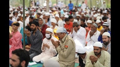 Sunni Muslims offering Alvida namaj at Teele Wali Mosque in Lucknow on Friday. (Deepak Gupta/HT photo) Sunni Muslims offering Alvida namaj at Teele Wali Mosque in Lucknow on Friday. (Deepak Gupta/HT photo)