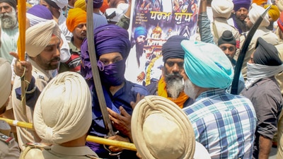 Security personnel attempt to maintain law and order after a clash broke out between followers of Shiv Sena and pro-Khalistani Sikh organisations. (PTI) Security personnel attempt to maintain law and order after a clash broke out between followers of Shiv Sena and pro-Khalistani Sikh organisations. (PTI)