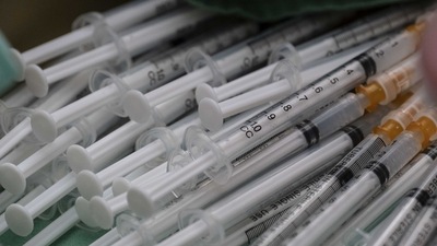 Doses of Moderna Covid-19 vaccine shots at a vaccination facility set up at Taipei Main Station in Taipei, Taiwan. (Bloomberg) Doses of Moderna Covid-19 vaccine shots at a vaccination facility set up at Taipei Main Station in Taipei, Taiwan. (Bloomberg)