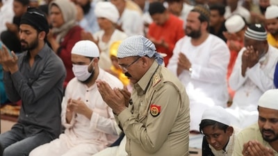 People were seen offering Alvida Namaz earlier today at Tile Vali Mosque in Lucknow. (HT Photo/Deepak Gupta) People were seen offering Alvida Namaz earlier today at Tile Vali Mosque in Lucknow. (HT Photo/Deepak Gupta)