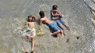 Children cool themselves off in the Yamuna. (HT Photo/Virendra Singh) Children cool themselves off in the Yamuna. (HT Photo/Virendra Singh)