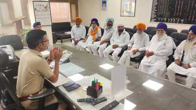 Farmers along with farm leader Gurnam Singh Charuni at the Karnal SP’ office on Friday. (HT Photo) Farmers along with farm leader Gurnam Singh Charuni at the Karnal SP’ office on Friday. (HT Photo)