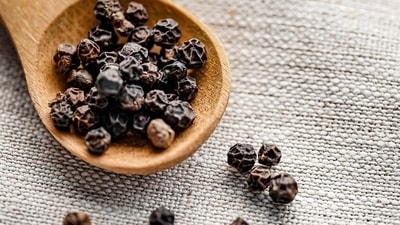 Black pepper: Just a dash of black pepper with lemon water in morning helps you lose weight quickly. (Pixabay)