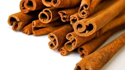 Cinnamon: The natural spice improves digestion, reduces sugar levels, cholesterol and burns fat. It is best to have one pinch of it with 1 tsp honey on empty stomach. (Pixabay)