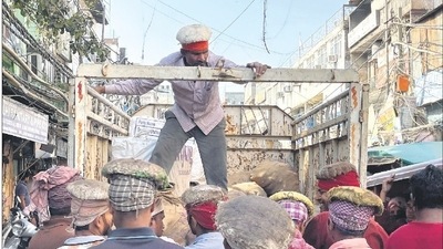 Some labourers call it topi, some call it helmet, some call it kundi, some call it beetha, and there is at least one man who calls it nothing. (Mayank Austen Soofi) Some labourers call it topi, some call it helmet, some call it kundi, some call it beetha, and there is at least one man who calls it nothing. (Mayank Austen Soofi)